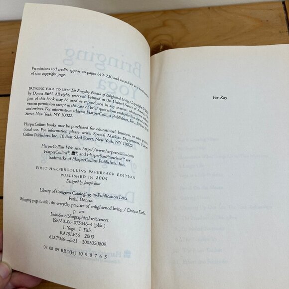 Bringing Yoga to Life Everyday Practice of Enlightened Living Book Donna Farhi - Picture 2 of 5